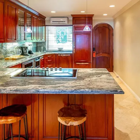 Exquisitely Adorned Luxury Unit Right On Flamingo Beach Sleeps 6