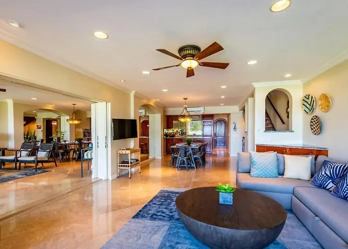Stylish Split-level With A Shaded Terrace, Direct Access, And Resort-style Community Amenities Playa Flamingo