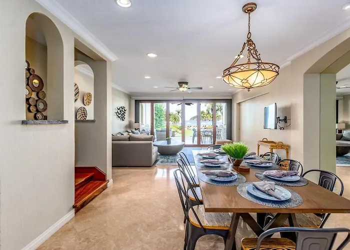 Stylish Split-level With A Shaded Terrace, Direct Access, And Resort-style Community Amenities *