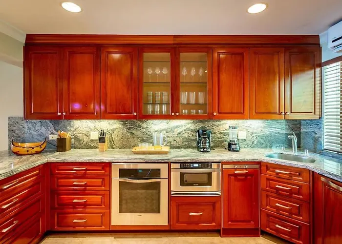Stylish Split-level With A Shaded Terrace, Direct Access, And Resort-style Community Amenities
