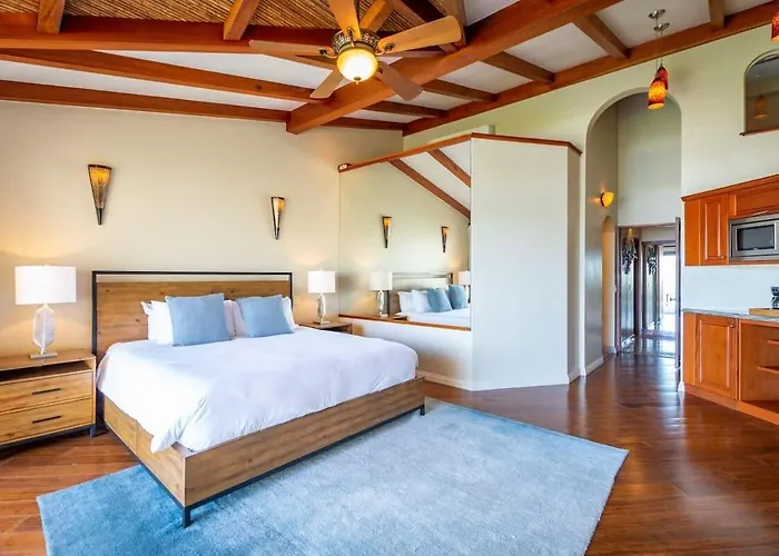 Stylish Split-level With A Shaded Terrace, Direct Access, And Resort-style Community Amenities Сasa de vacaciones