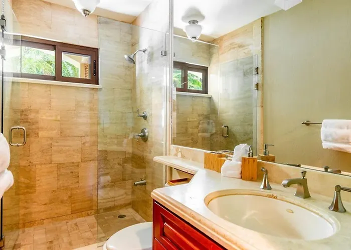 Stylish Split-level With A Shaded Terrace, Direct Access, And Resort-style Community Amenities Playa Flamingo