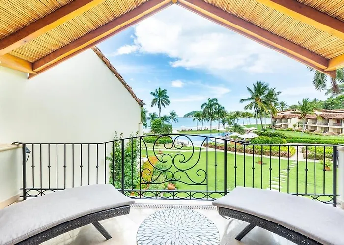 Stylish Split-level With A Shaded Terrace, Direct Access, And Resort-style Community Amenities Сasa de vacaciones