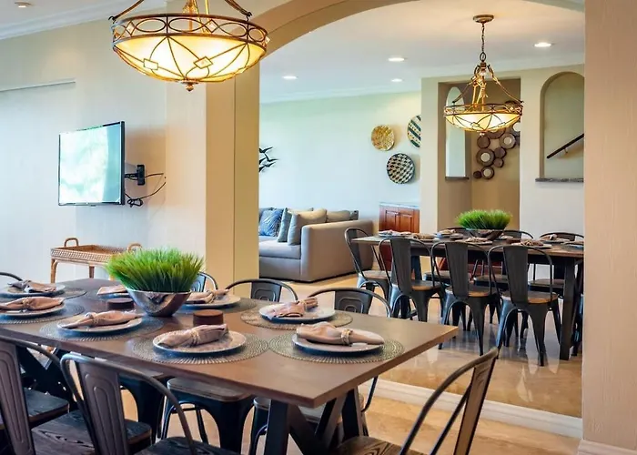 Сasa de vacaciones Stylish Split-level With A Shaded Terrace, Direct Access, And Resort-style Community Amenities
