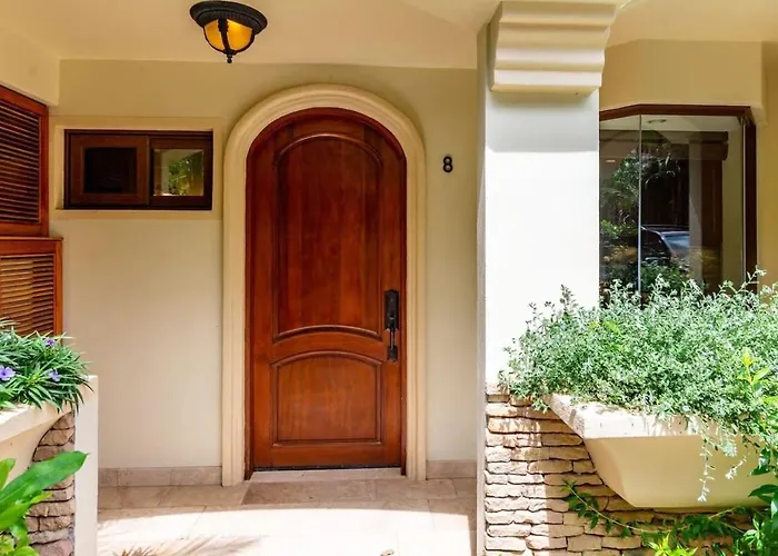 Stylish Split-level With A Shaded Terrace, Direct Access, And Resort-style Community Amenities *