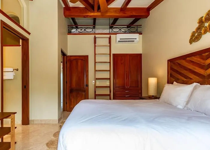 Stylish Split-level With A Shaded Terrace, Direct Access, And Resort-style Community Amenities Сasa de vacaciones