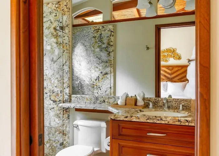 Stylish Split-level With A Shaded Terrace, Direct Access, And Resort-style Community Amenities Сasa de vacaciones